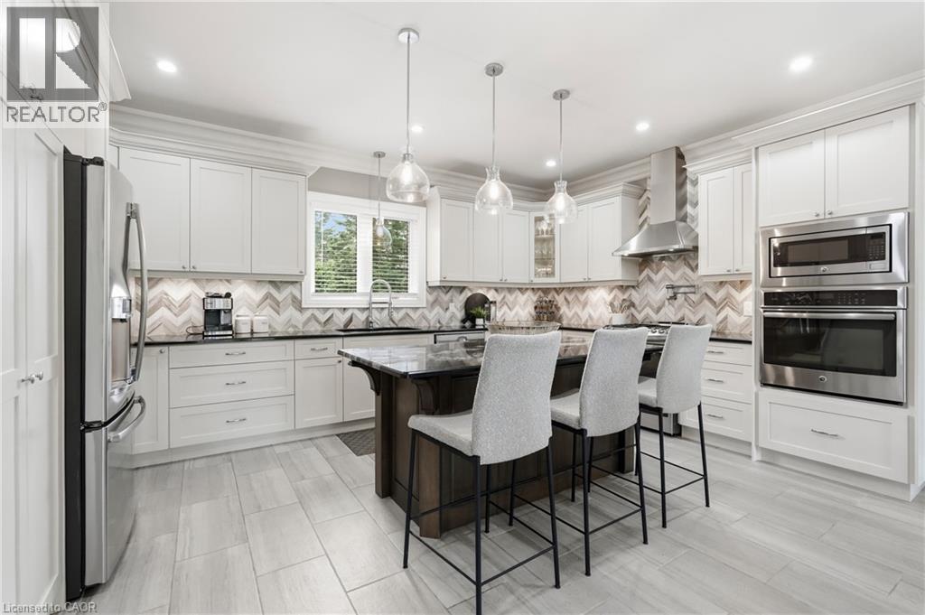 332 Woodworth Drive W, Ancaster, ON - Indoor Photo Showing Kitchen With Upgraded Kitchen