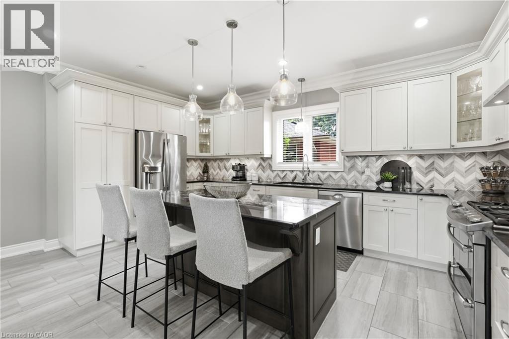 332 Woodworth Drive W, Ancaster, ON - Indoor Photo Showing Kitchen With Upgraded Kitchen
