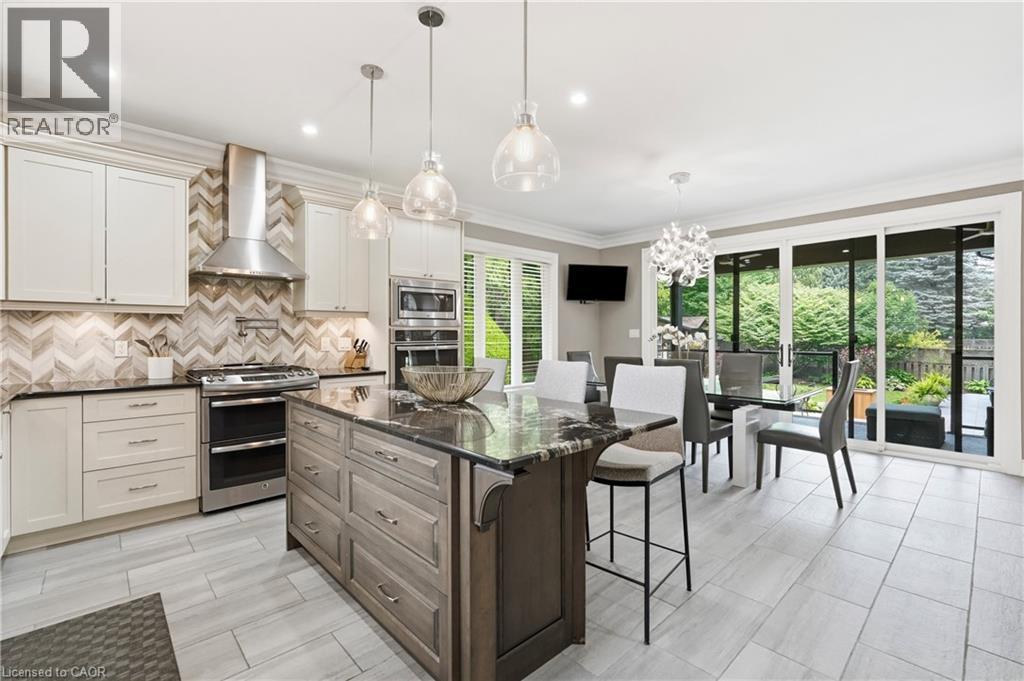 332 Woodworth Drive W, Ancaster, ON - Indoor Photo Showing Kitchen With Upgraded Kitchen