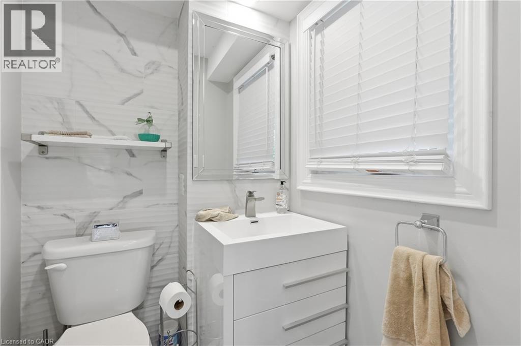 332 Woodworth Drive W, Ancaster, ON - Indoor Photo Showing Bathroom