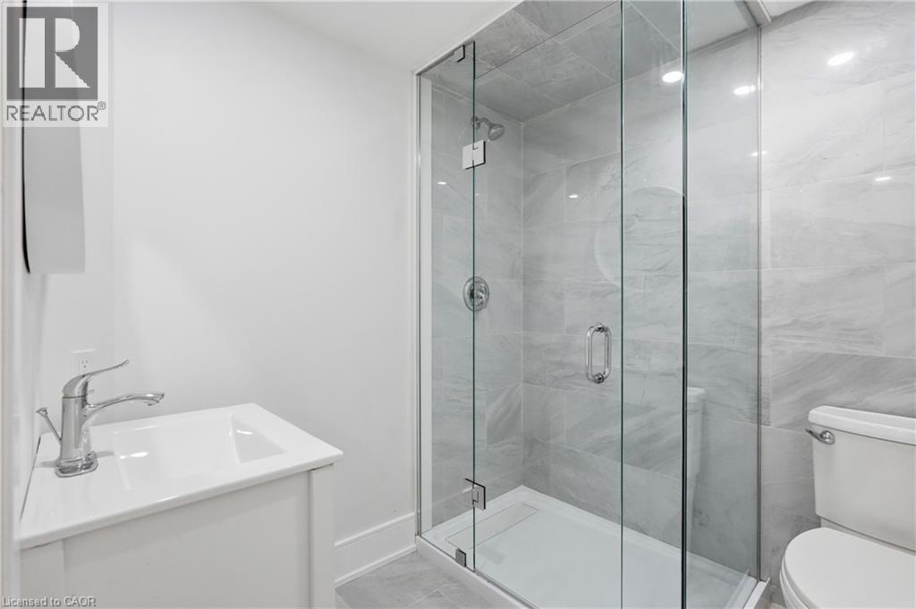 332 Woodworth Drive W, Ancaster, ON - Indoor Photo Showing Bathroom