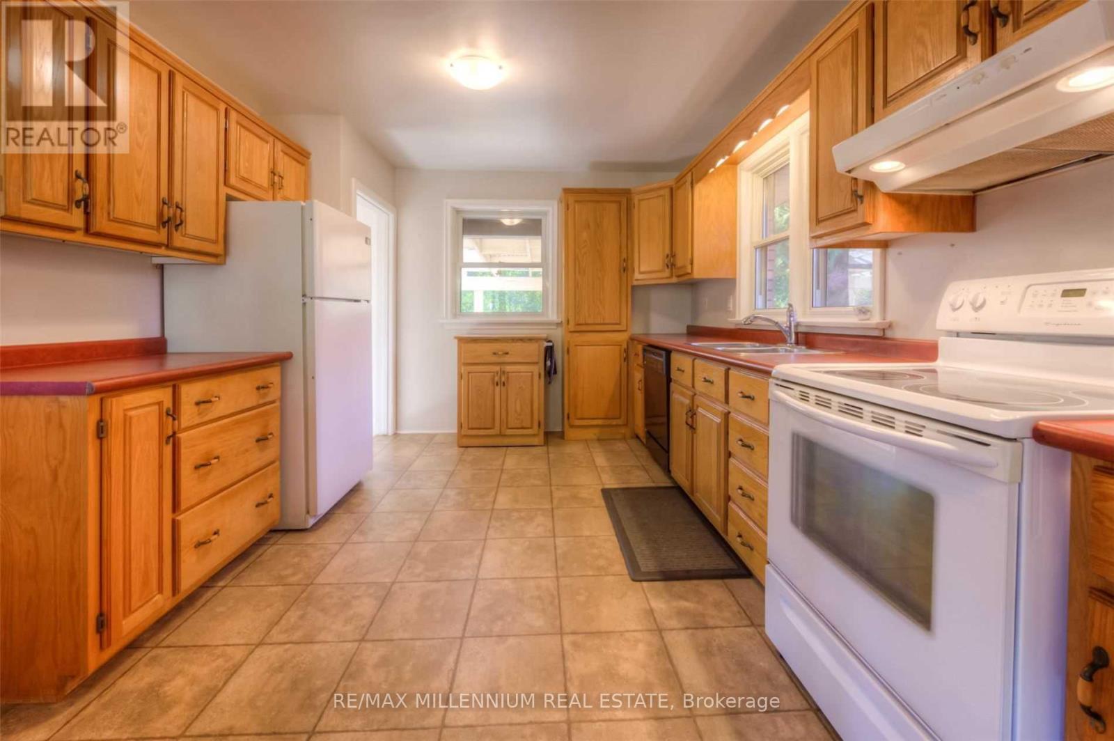 135 Byron Avenue, Kitchener, ON - Indoor Photo Showing Kitchen