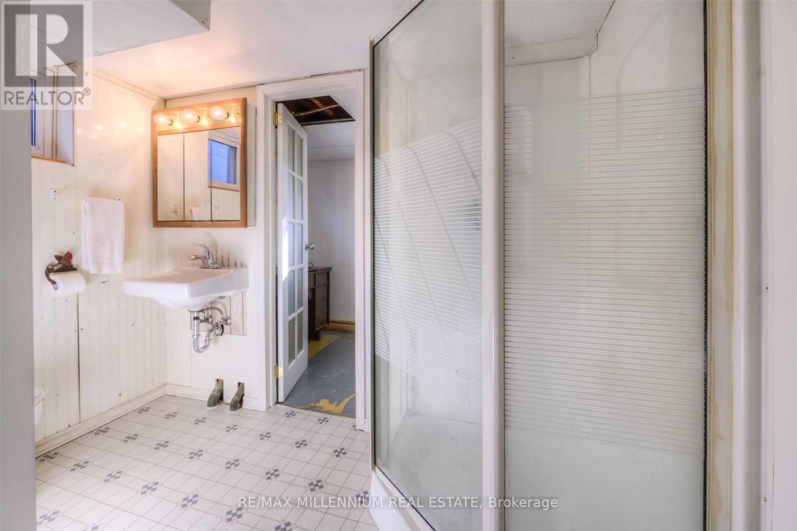 135 Byron Avenue, Kitchener, ON - Indoor Photo Showing Bathroom
