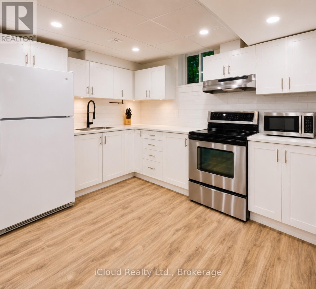 3093 Mcdowell Drive, Mississauga, ON - Indoor Photo Showing Kitchen