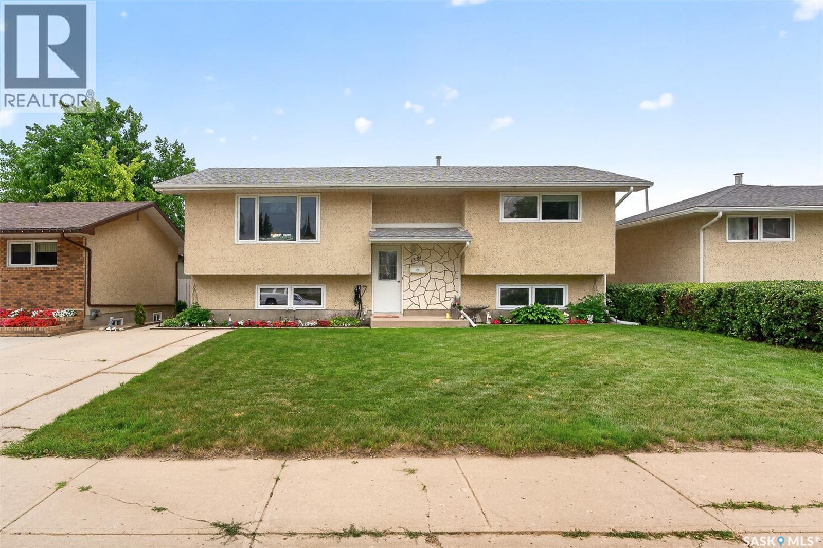 1331 Athabasca Street W, Moose Jaw, SK - Outdoor