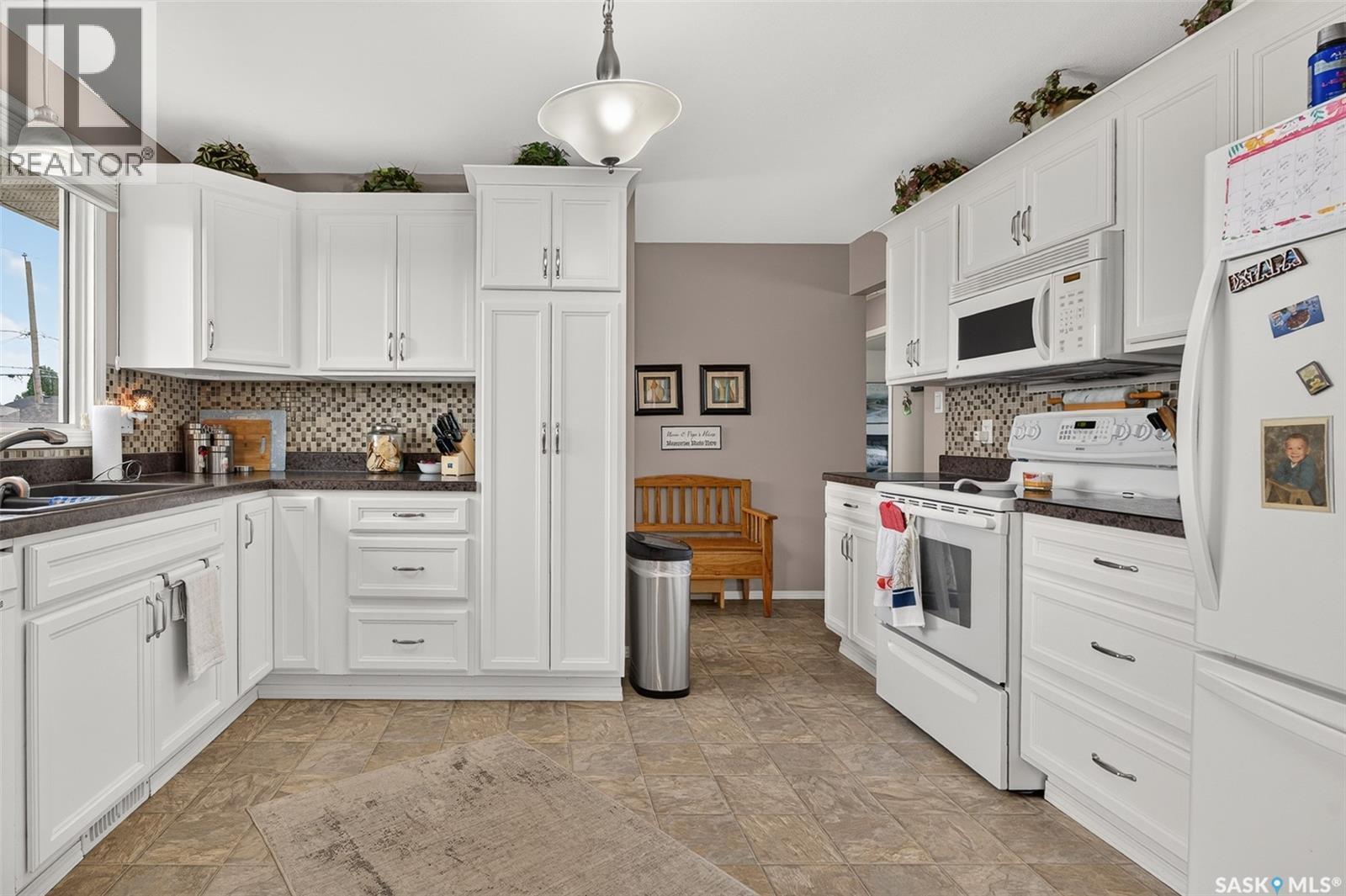 1331 Athabasca Street W, Moose Jaw, SK - Indoor Photo Showing Kitchen