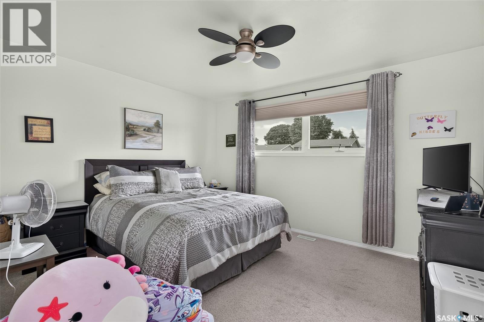 1331 Athabasca Street W, Moose Jaw, SK - Indoor Photo Showing Bedroom