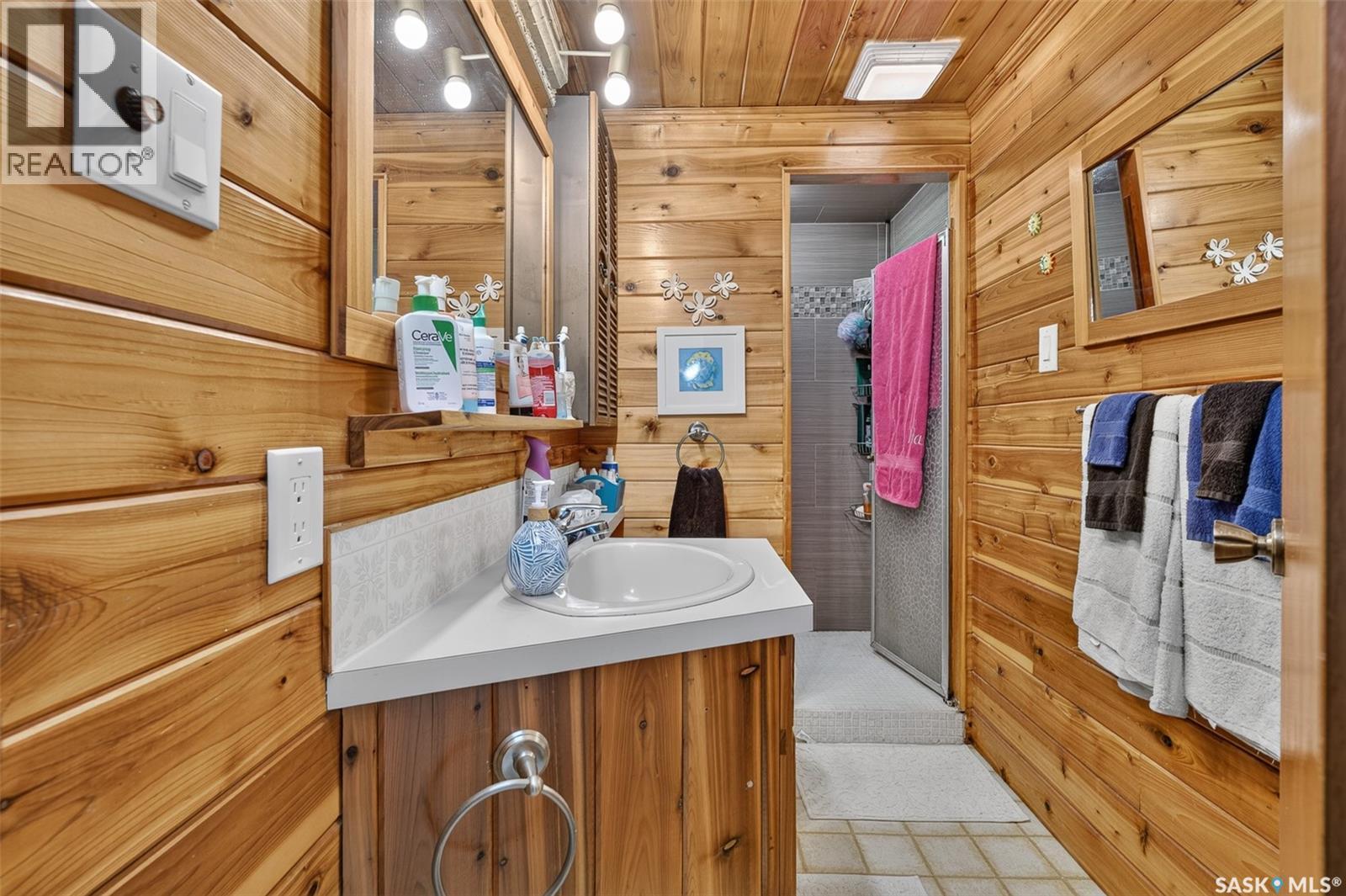 1331 Athabasca Street W, Moose Jaw, SK - Indoor Photo Showing Bathroom