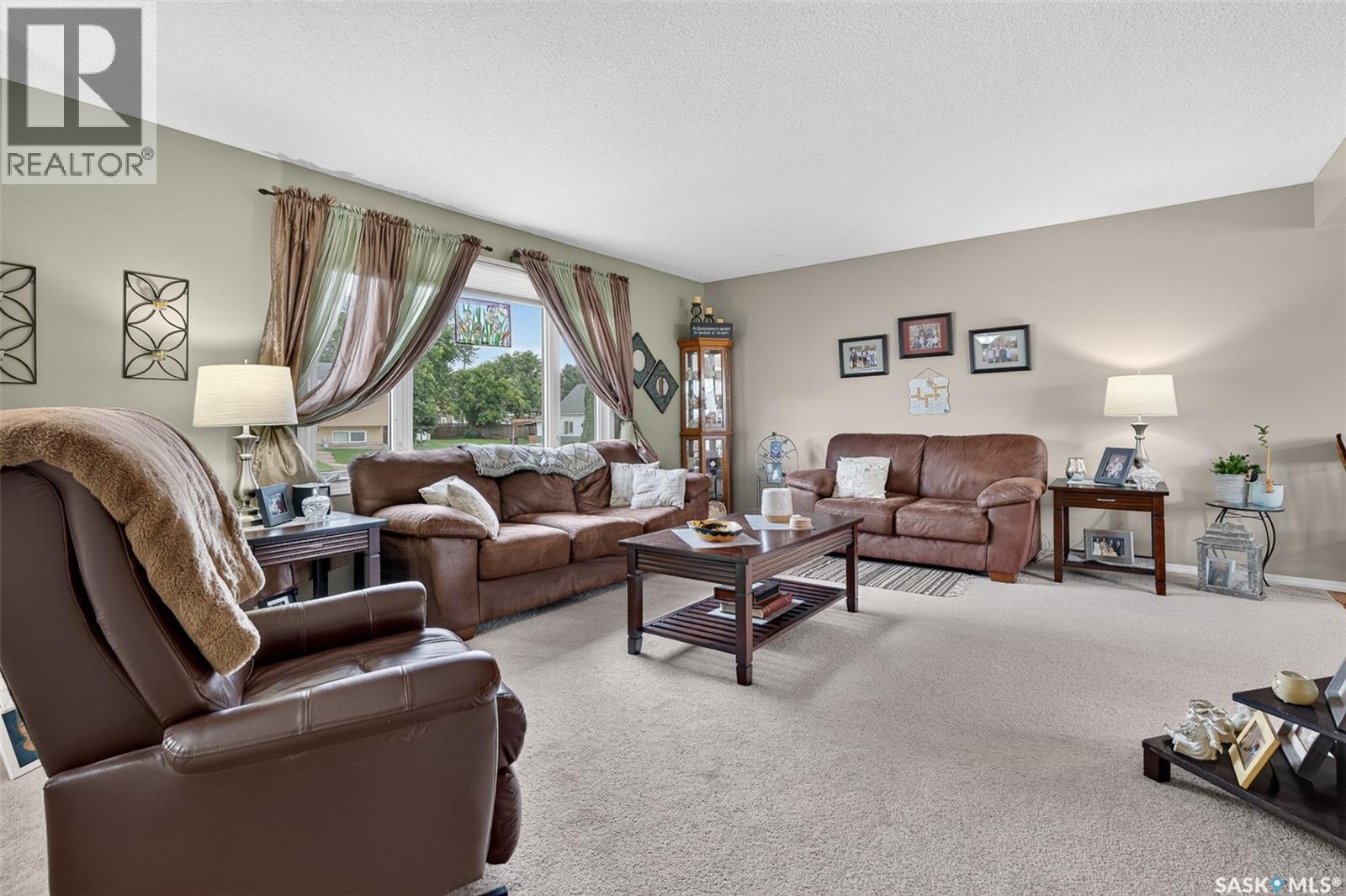 1331 Athabasca Street W, Moose Jaw, SK - Indoor Photo Showing Living Room