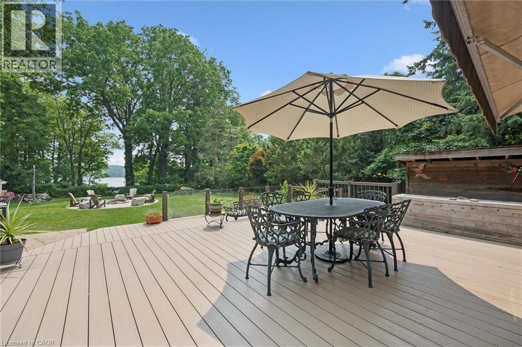Expansive outdoor deck featuring laminate wood-finish flooring and an outdoor two-piece washroom - 410 Avenue Road, Cambridge, ON - Outdoor With Deck Patio Veranda