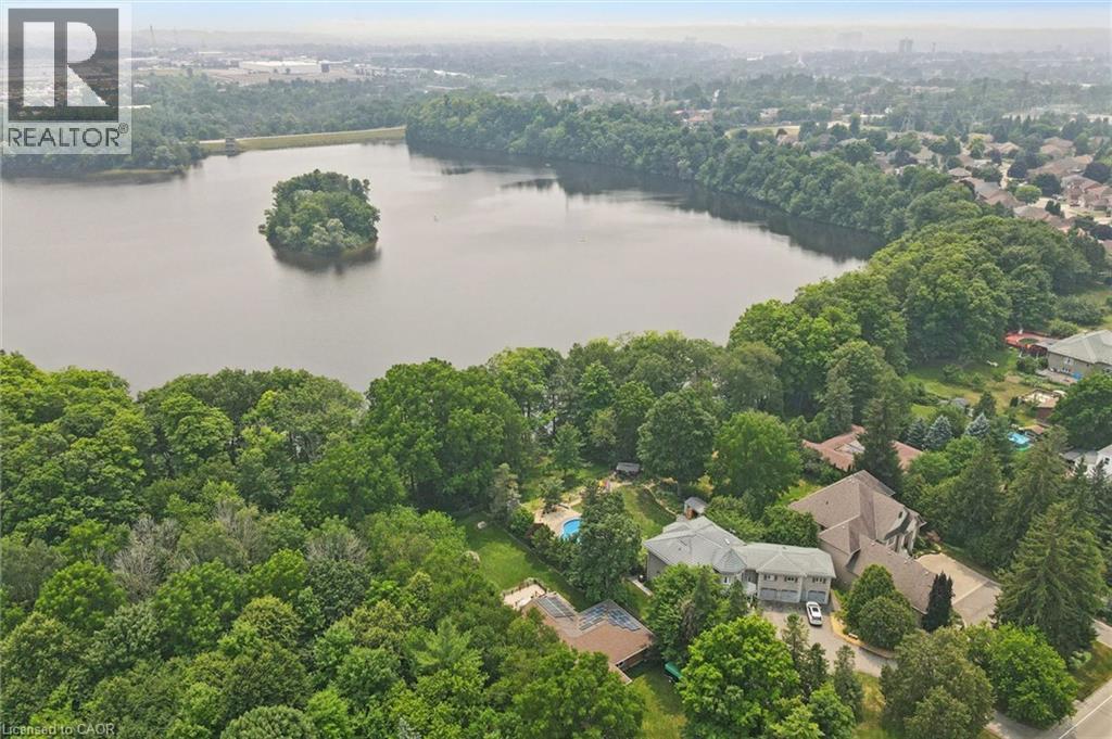 Expansive lakefront property with mature tree surroundings - 410 Avenue Road, Cambridge, ON - Outdoor With View