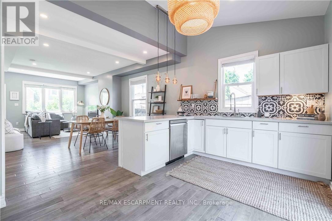 195 Wood Street E, Hamilton, ON - Indoor Photo Showing Kitchen