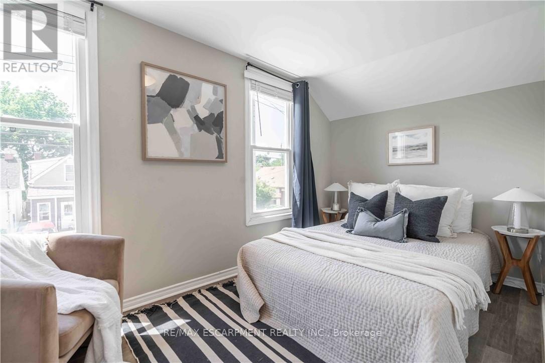 195 Wood Street E, Hamilton, ON - Indoor Photo Showing Bedroom