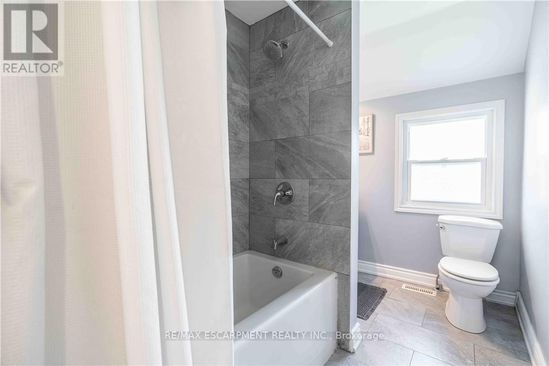 195 Wood Street E, Hamilton, ON - Indoor Photo Showing Bathroom
