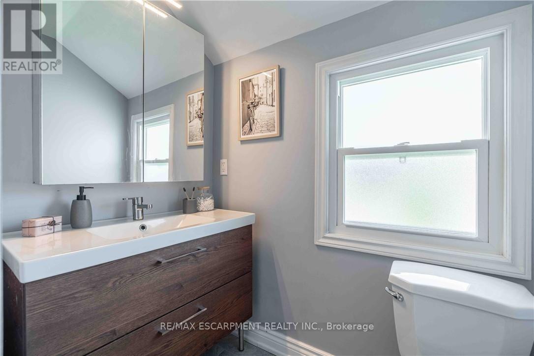 195 Wood Street E, Hamilton, ON - Indoor Photo Showing Bathroom