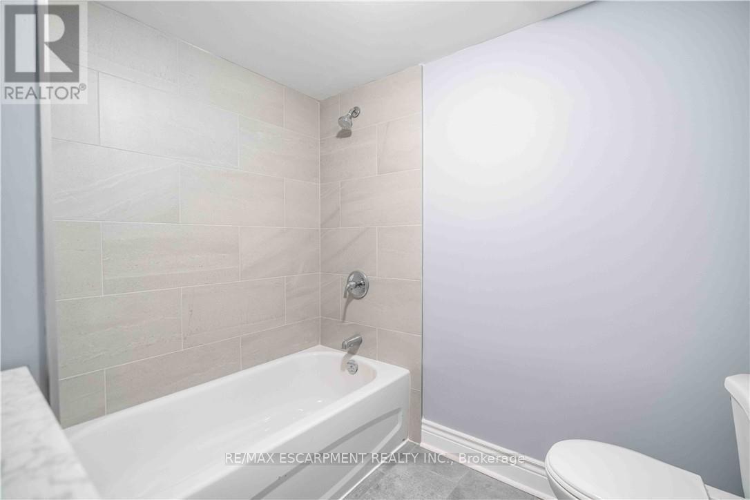 195 Wood Street E, Hamilton, ON - Indoor Photo Showing Bathroom