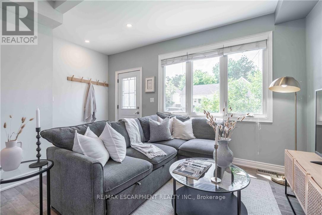 195 Wood Street E, Hamilton, ON - Indoor Photo Showing Living Room