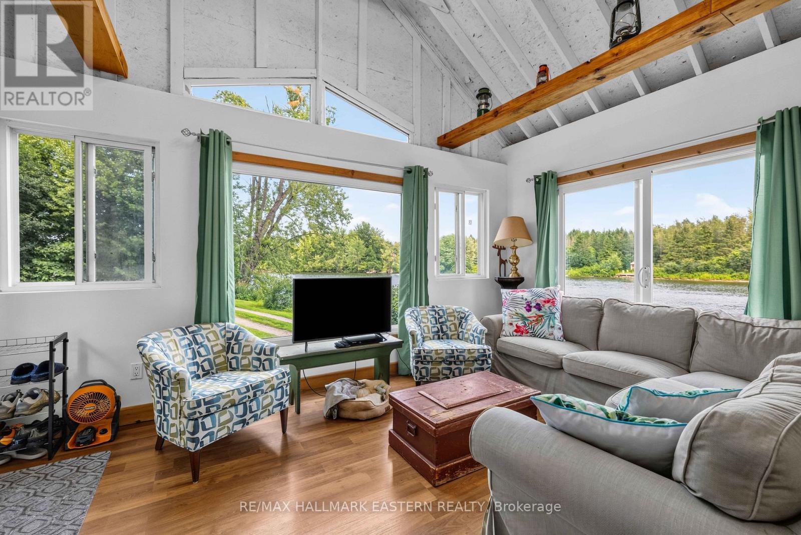 Cathedral ceilings - 730 Mervin Line, Cavan Monaghan (Cavan-Monaghan), ON - Indoor Photo Showing Living Room