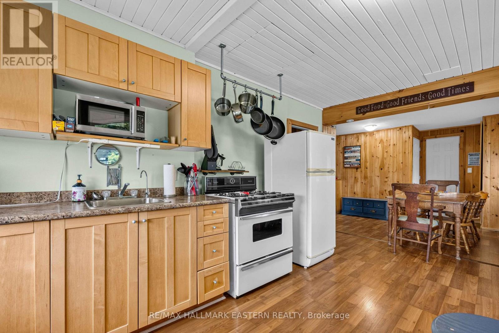 Propane stove - 730 Mervin Line, Cavan Monaghan (Cavan-Monaghan), ON - Indoor Photo Showing Kitchen