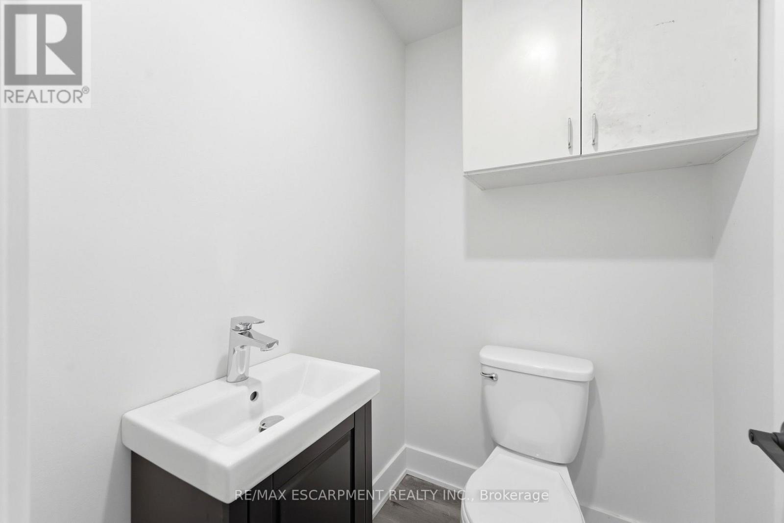 968 Main Street E, Hamilton, ON - Indoor Photo Showing Bathroom