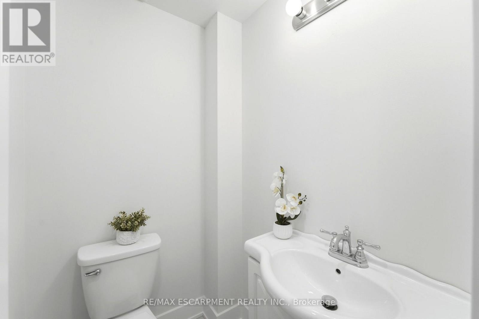 968 Main Street E, Hamilton, ON - Indoor Photo Showing Bathroom