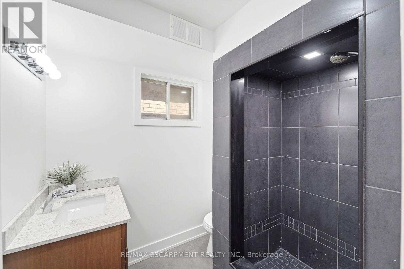 968 Main Street E, Hamilton, ON - Indoor Photo Showing Bathroom
