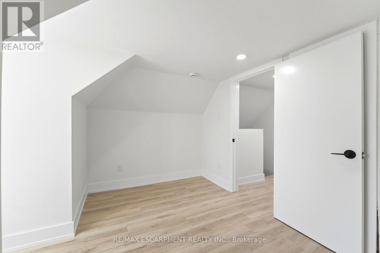 968 Main Street E, Hamilton, ON - Indoor Photo Showing Other Room
