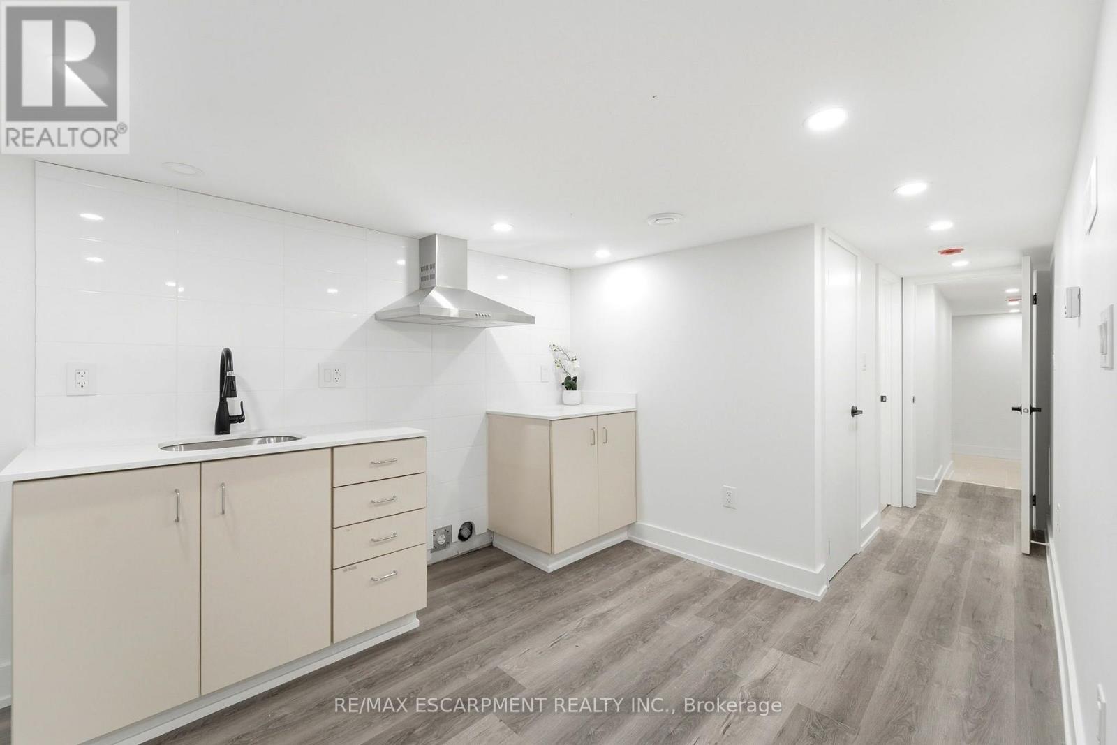 968 Main Street E, Hamilton, ON - Indoor Photo Showing Other Room