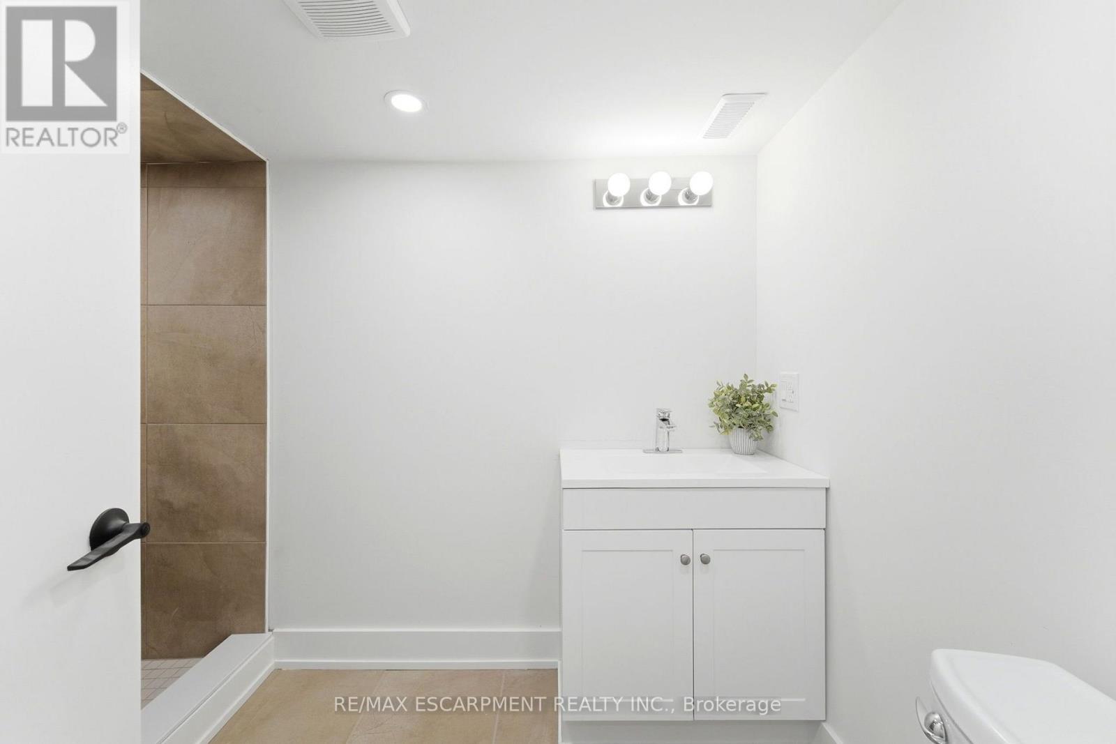 968 Main Street E, Hamilton, ON - Indoor Photo Showing Bathroom