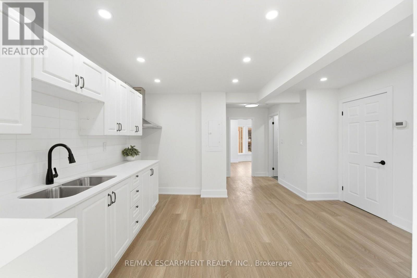 968 Main Street E, Hamilton, ON - Indoor Photo Showing Kitchen With Double Sink