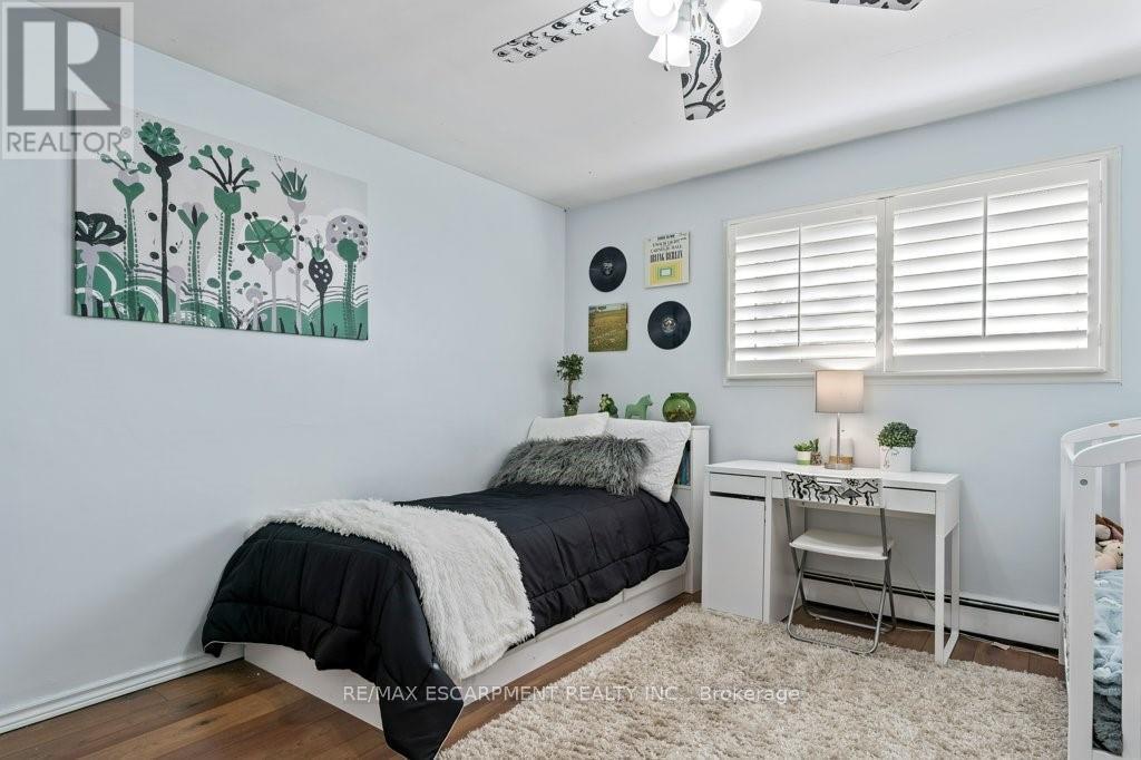 9793 Dickenson Road W, Hamilton, ON - Indoor Photo Showing Bedroom