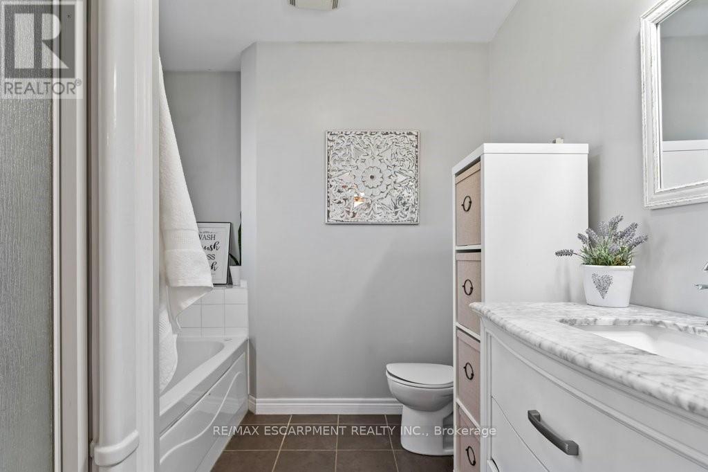 9793 Dickenson Road W, Hamilton, ON - Indoor Photo Showing Bathroom