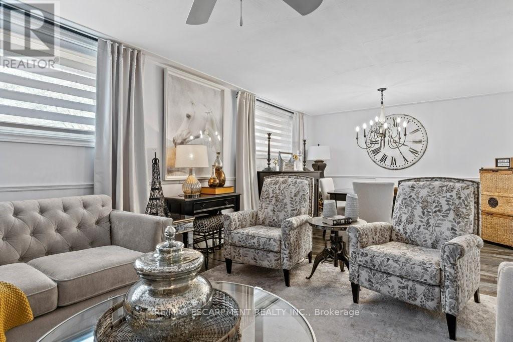 9793 Dickenson Road W, Hamilton, ON - Indoor Photo Showing Living Room