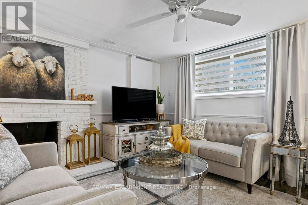 9793 Dickenson Road W, Hamilton, ON - Indoor Photo Showing Living Room