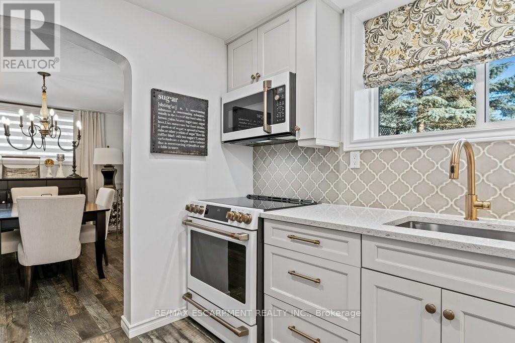 9793 Dickenson Road W, Hamilton, ON - Indoor Photo Showing Kitchen With Upgraded Kitchen