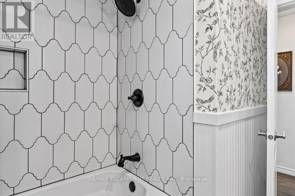 9793 Dickenson Road W, Hamilton, ON - Indoor