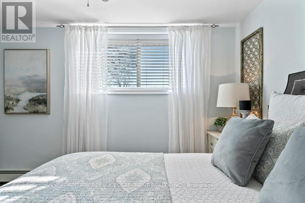 9793 Dickenson Road W, Hamilton, ON - Indoor Photo Showing Bedroom