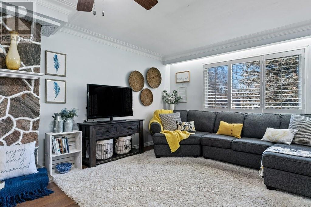 9793 Dickenson Road W, Hamilton, ON - Indoor Photo Showing Living Room