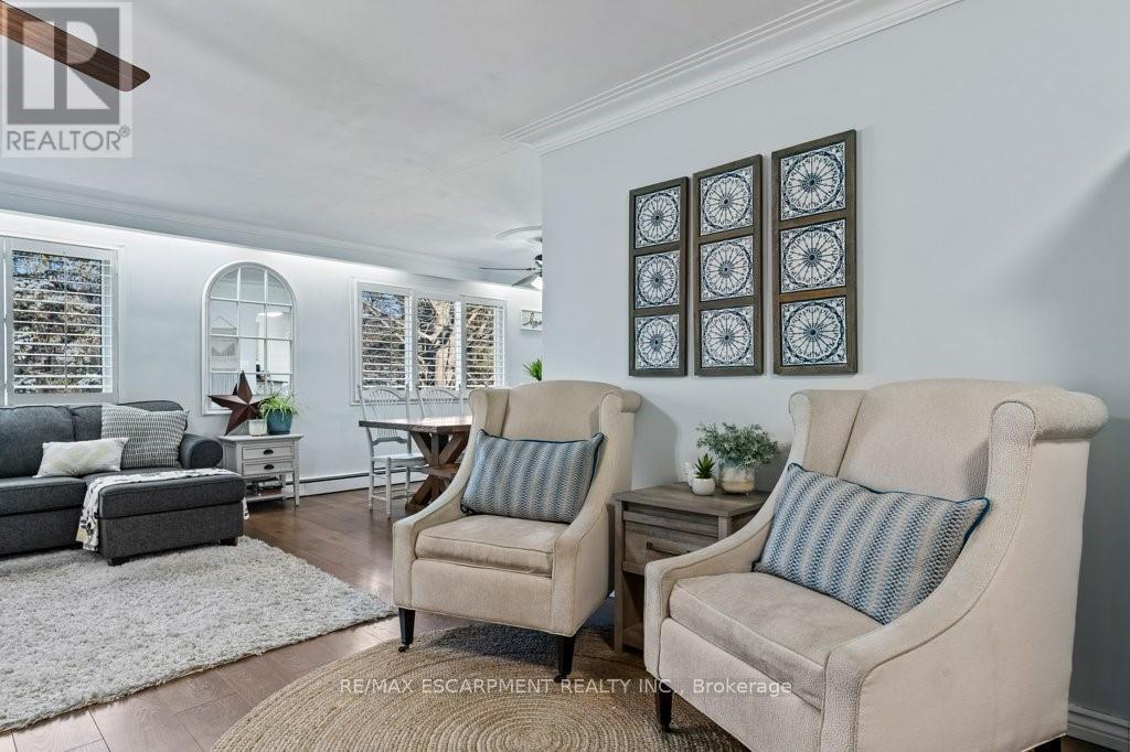9793 Dickenson Road W, Hamilton, ON - Indoor Photo Showing Living Room