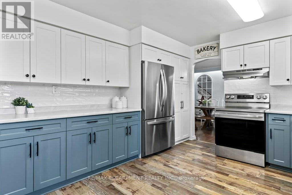 9793 Dickenson Road W, Hamilton, ON - Indoor Photo Showing Kitchen