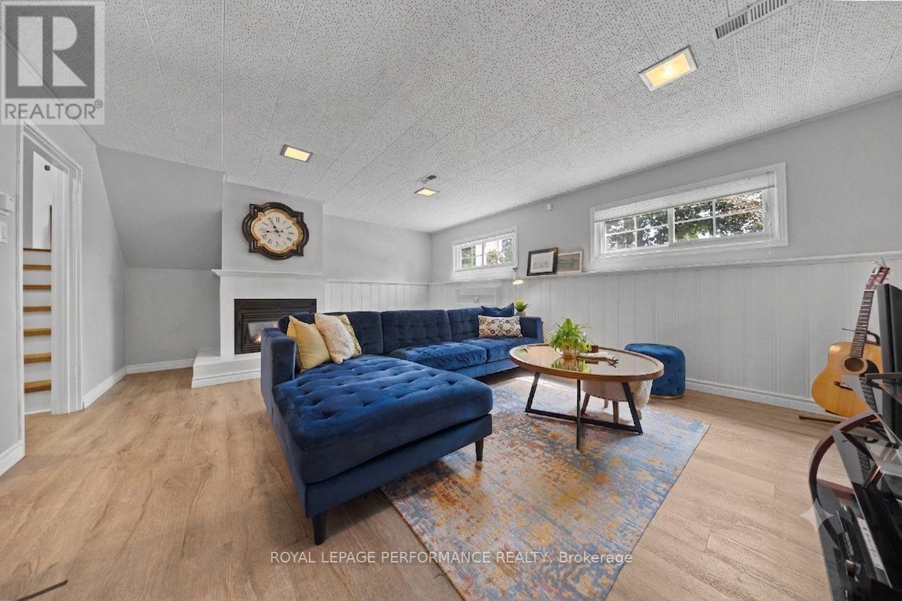 2177 Bingham Street, Ottawa, ON - Indoor Photo Showing Living Room