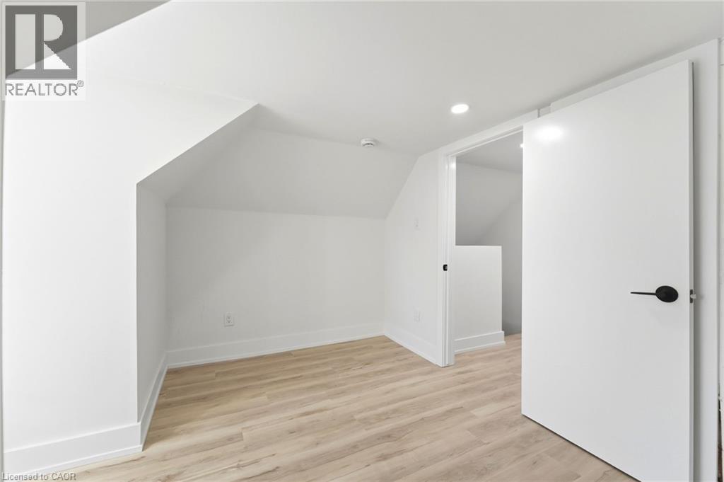 968 Main Street E, Hamilton, ON - Indoor Photo Showing Other Room