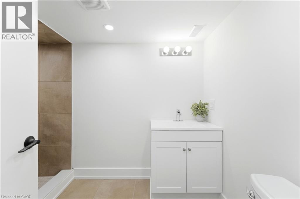 968 Main Street E, Hamilton, ON - Indoor Photo Showing Bathroom