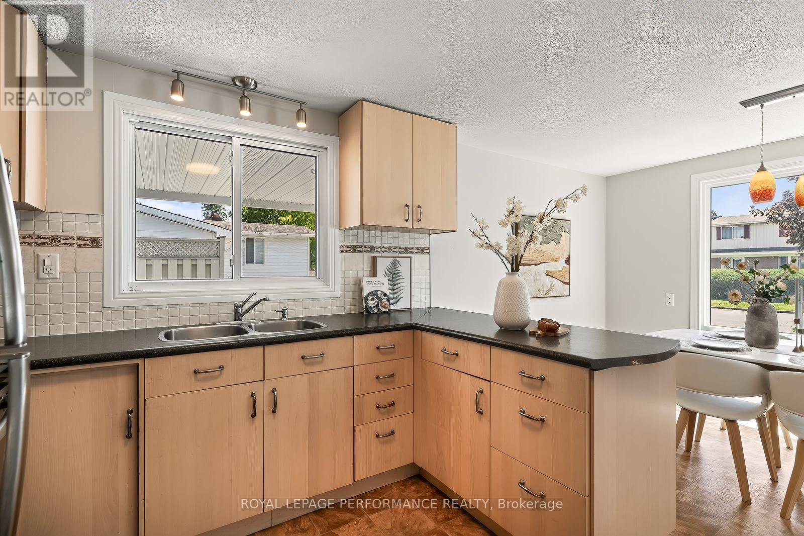 2179 Erinbrook Crescent, Ottawa, ON - Indoor Photo Showing Kitchen With Double Sink