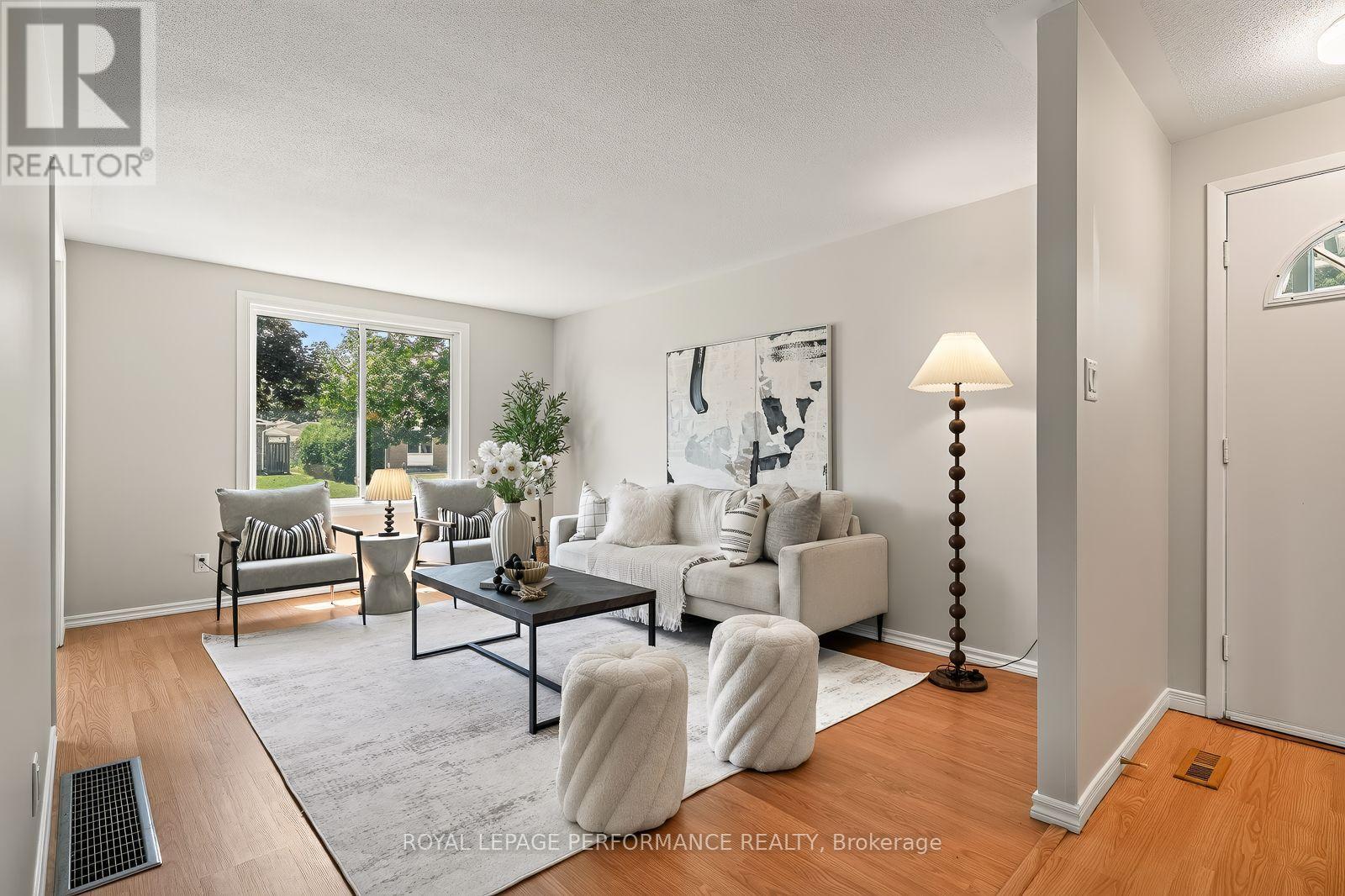 2179 Erinbrook Crescent, Ottawa, ON - Indoor Photo Showing Living Room