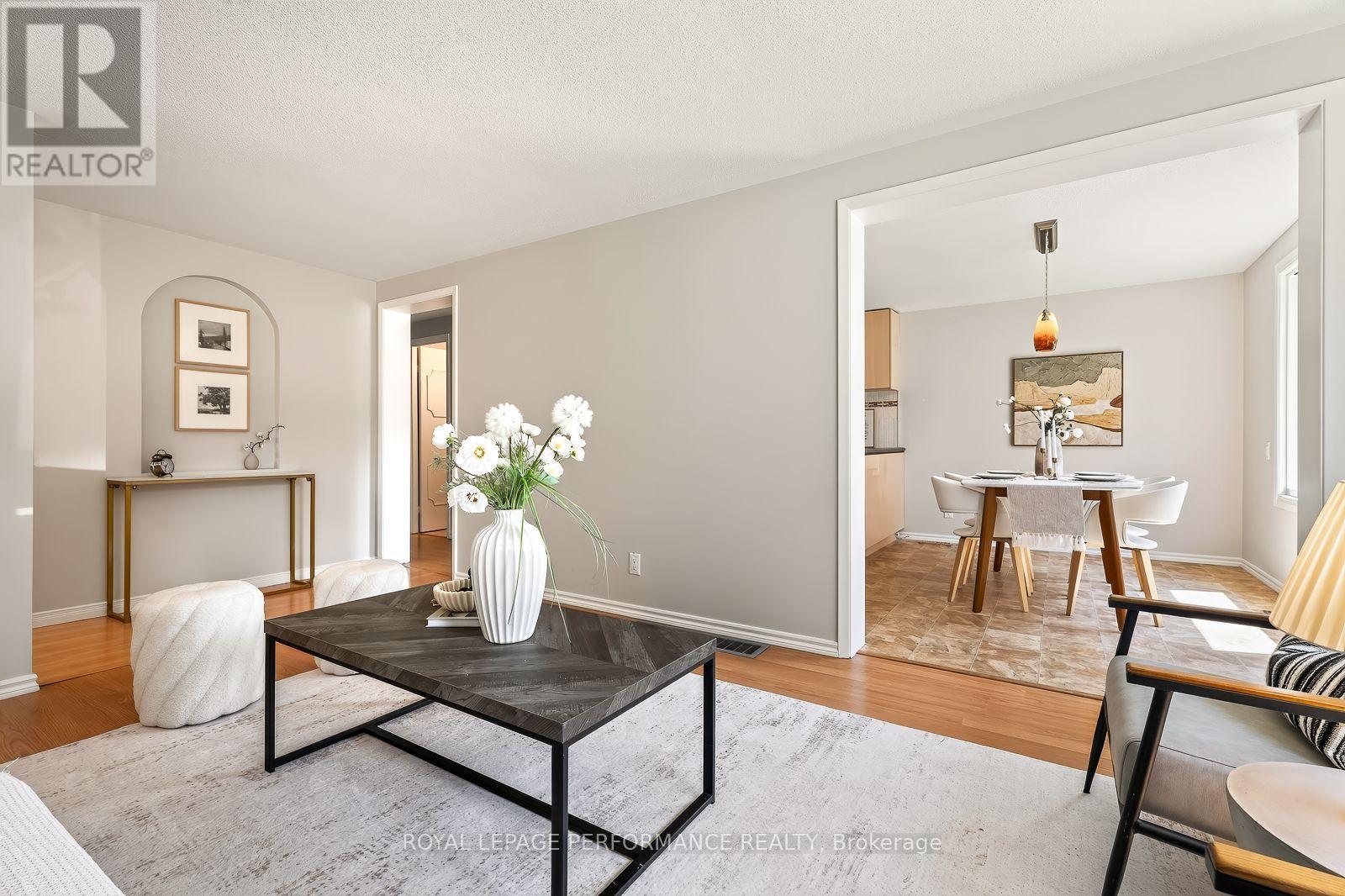 2179 Erinbrook Crescent, Ottawa, ON - Indoor Photo Showing Living Room