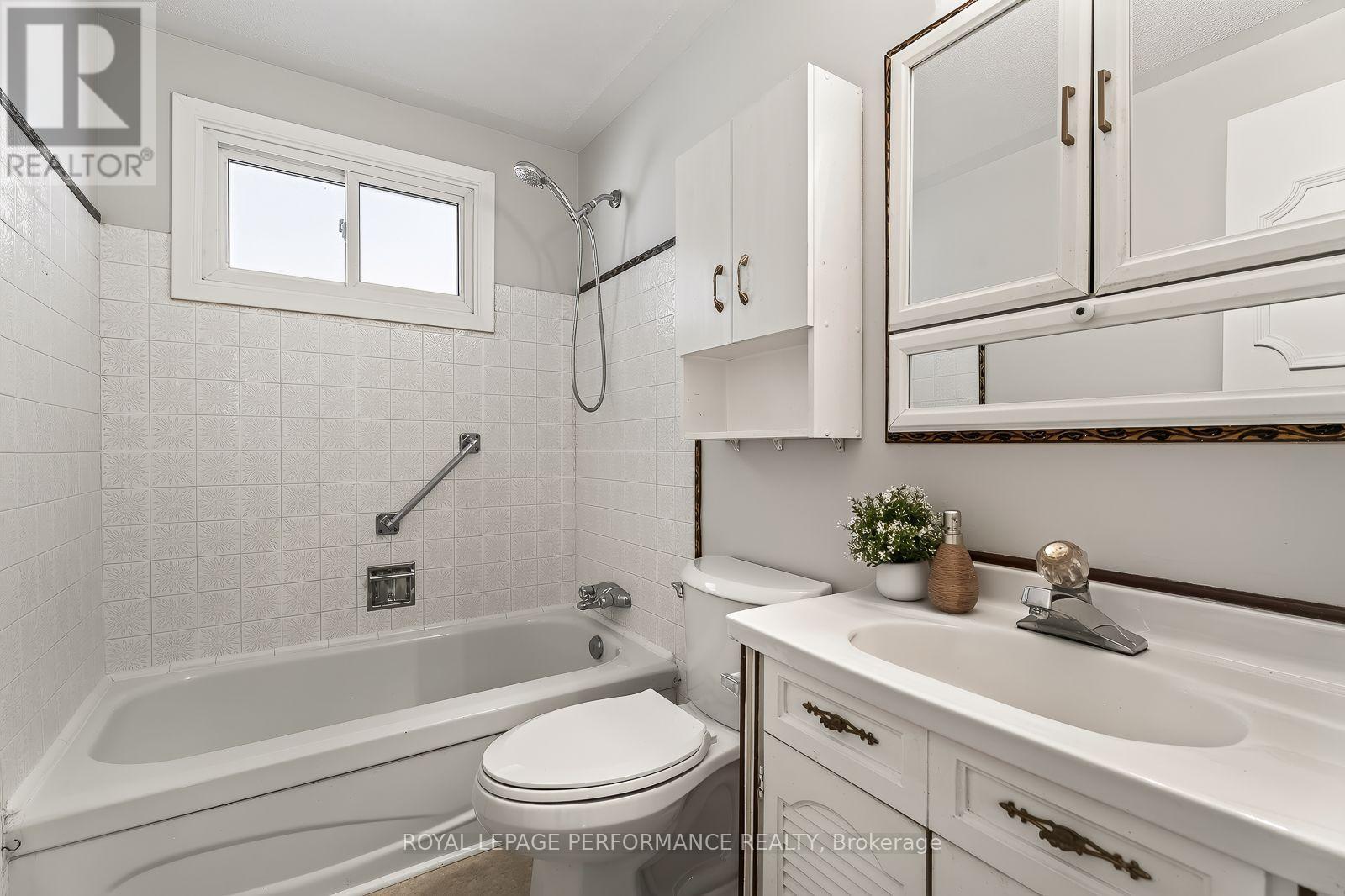 2179 Erinbrook Crescent, Ottawa, ON - Indoor Photo Showing Bathroom