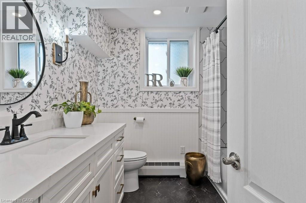 9793 Dickenson Road W, Hamilton, ON - Indoor Photo Showing Bathroom