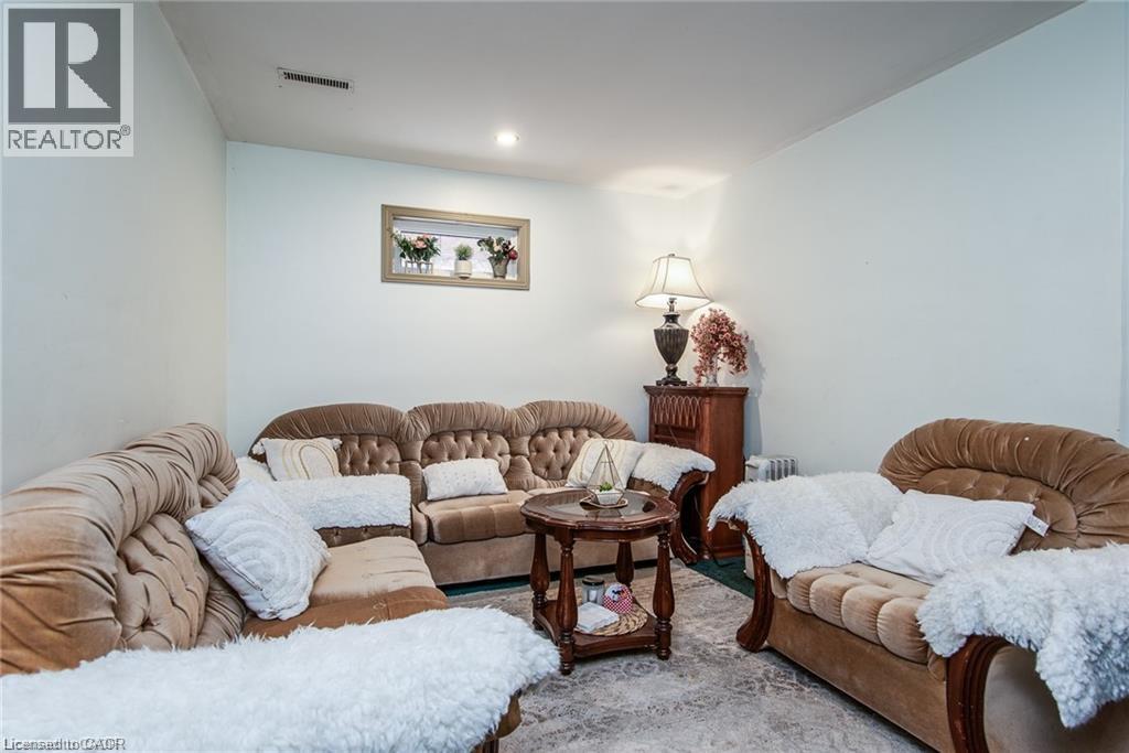 White walls with a single recessed light fixture - 67 Pinemeadow Crescent, Waterloo, ON - Indoor Photo Showing Living Room