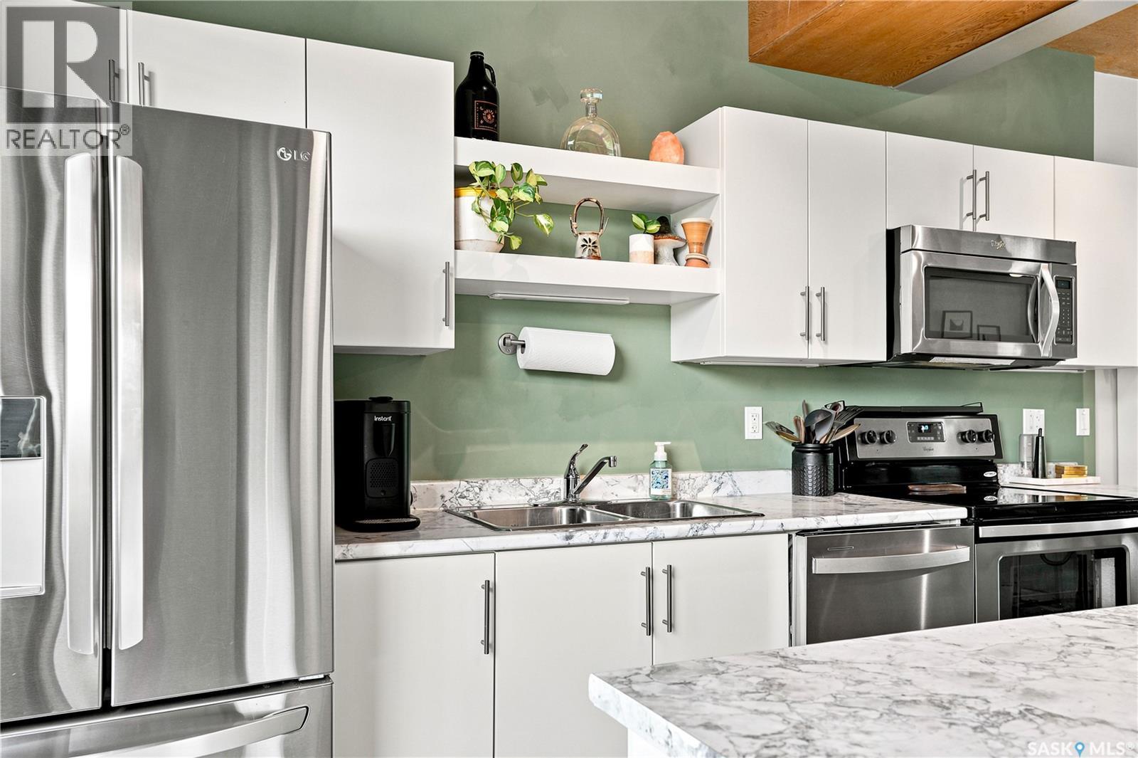 319 D Avenue S, Saskatoon, SK - Indoor Photo Showing Kitchen With Double Sink With Upgraded Kitchen